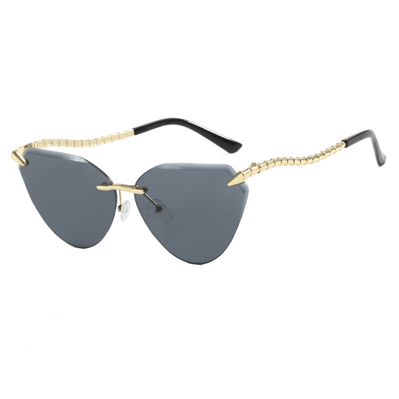 Dame Cat-Eye solbriller med unikt gullrammedesign og beskyttende linser Luvikno