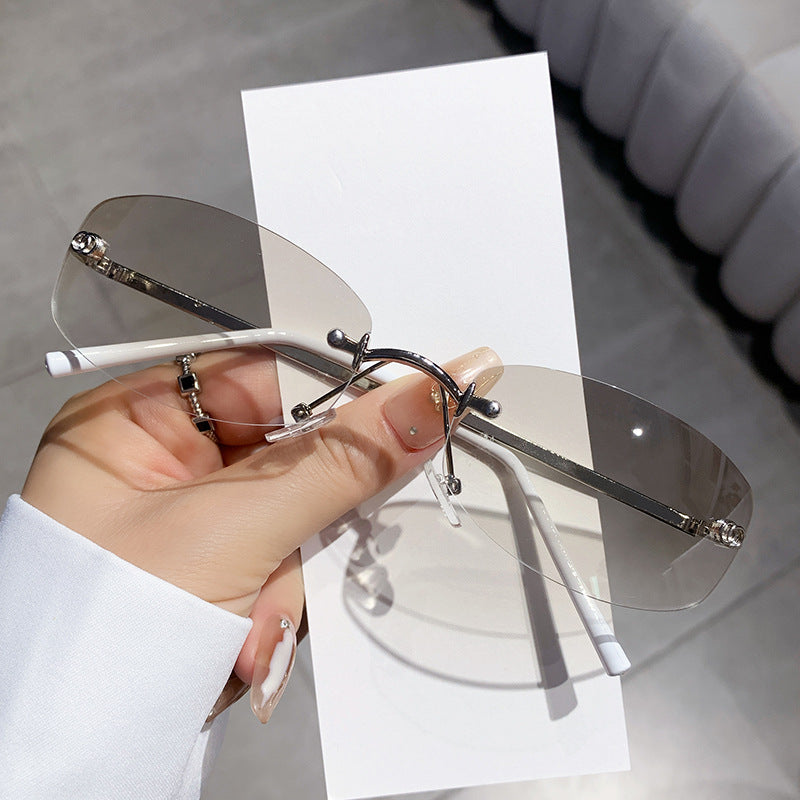 Dame trendy solbrille med elegant, smal ramme Luvikno