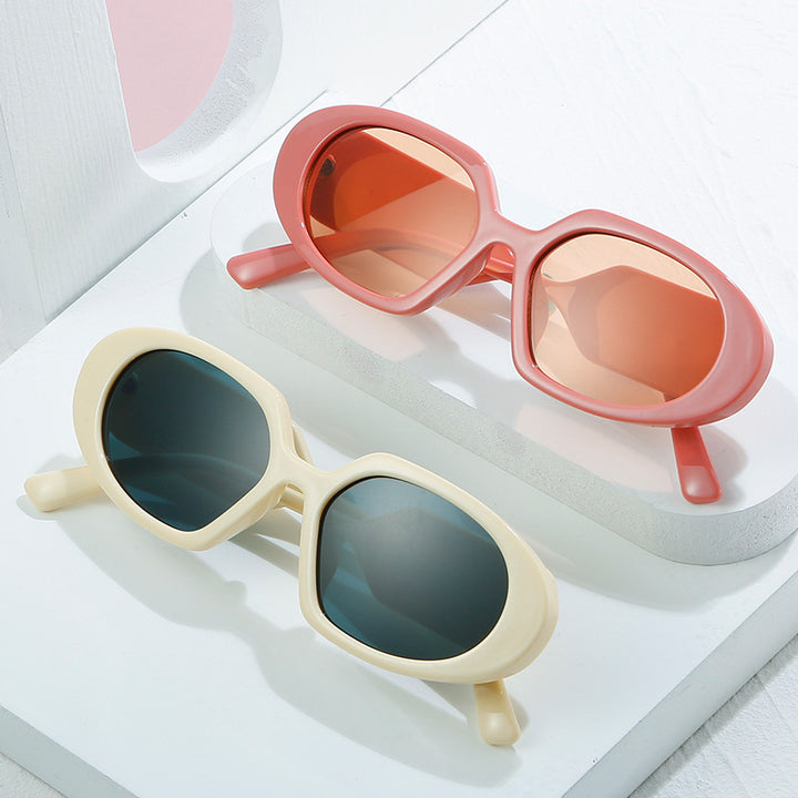 Dame moteriktig solbrille med unikt design og stilfull logo Luvikno