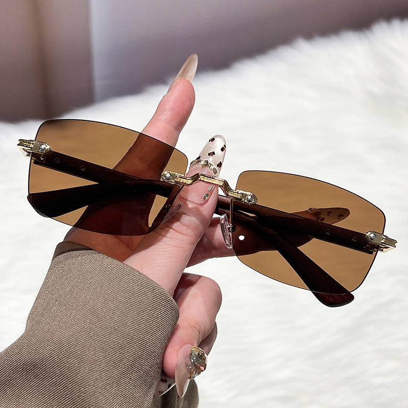 Dame ekstravagant moteriktig solbrille med innovativ ramme Luvikno