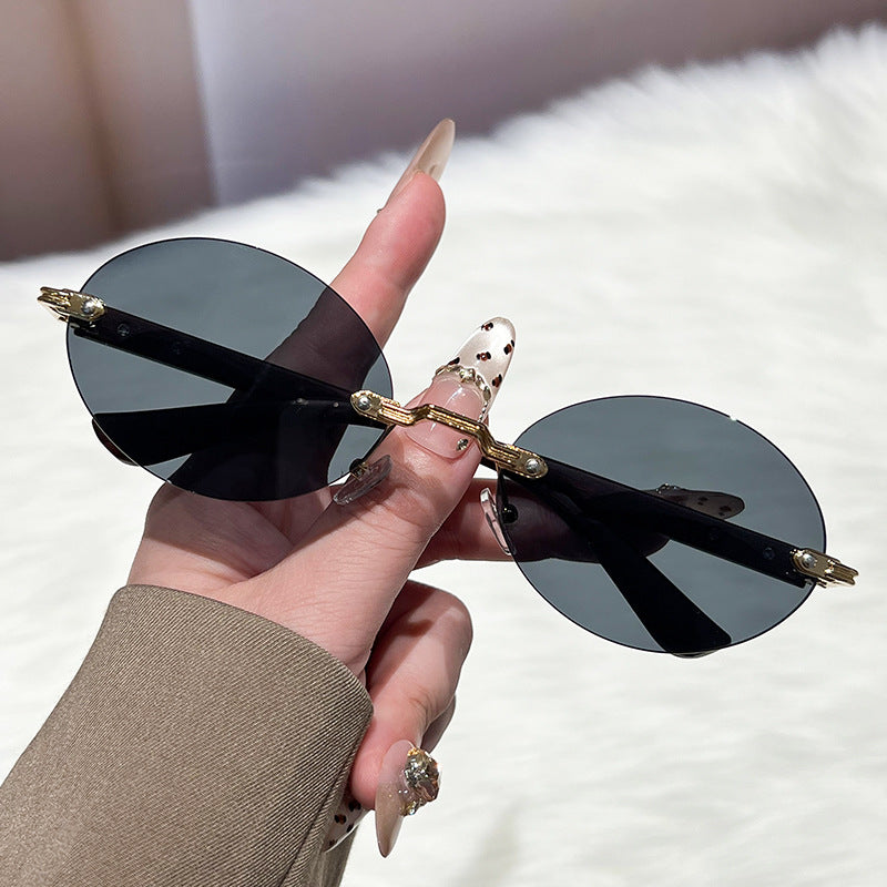 Dame moteriktig og elegant solbrille med ovalt design Luvikno