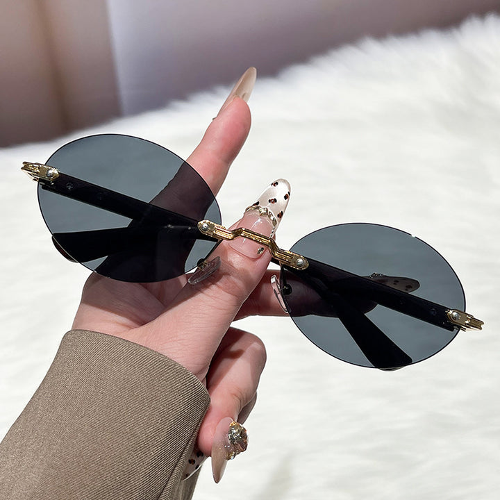 Dame moteriktig og elegant solbrille med ovalt design Luvikno