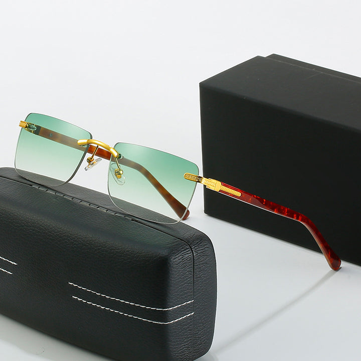 Dame moteriktig solbrille med stilren, firkantet ramme og elegante metallkanter Luvikno