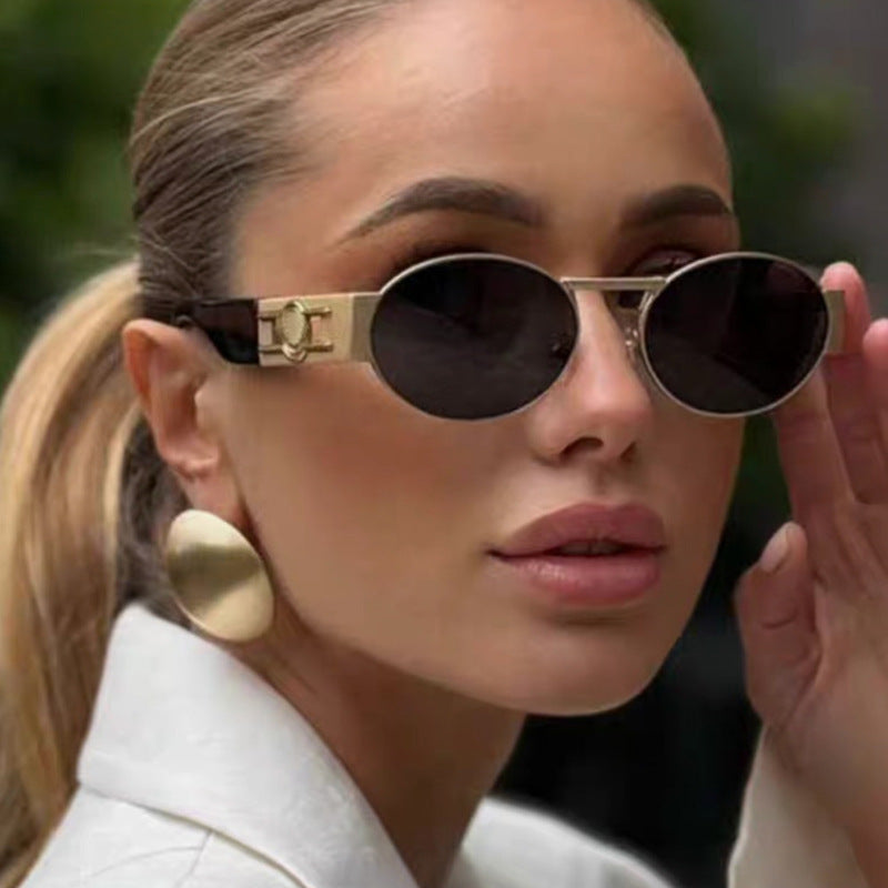Dame rund solbrille med moderne metallramme og UV-beskyttelse Luvikno