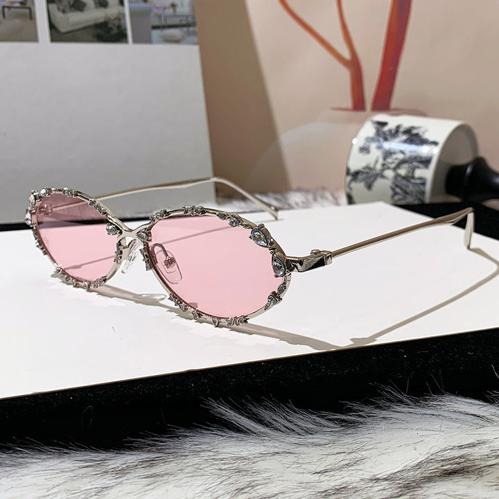 Dame eksklusiv solbrille med glitrende strass-dekor og elegant metallramme Luvikno