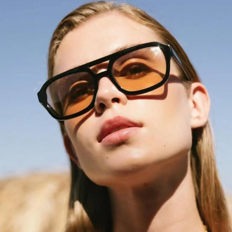 Dame moteriktig kvadratisk solbrille laget av transparent plast Luvikno