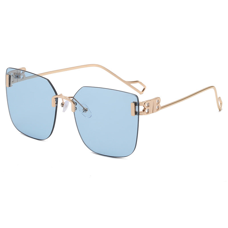 Dame elegant firkantet solbrille med gullfarget metalramme Luvikno
