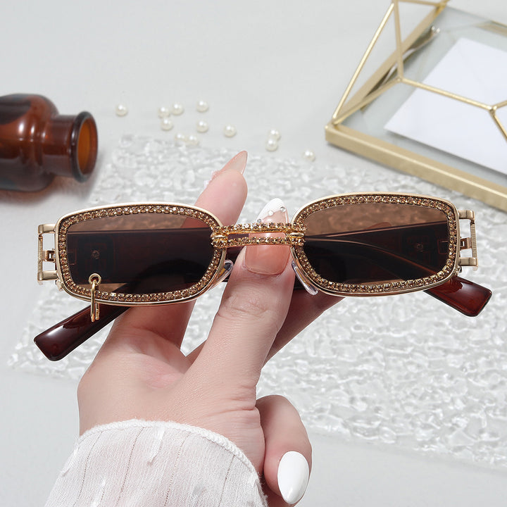 Dame moteriktig solbrille med glitrende krystalramme Luvikno