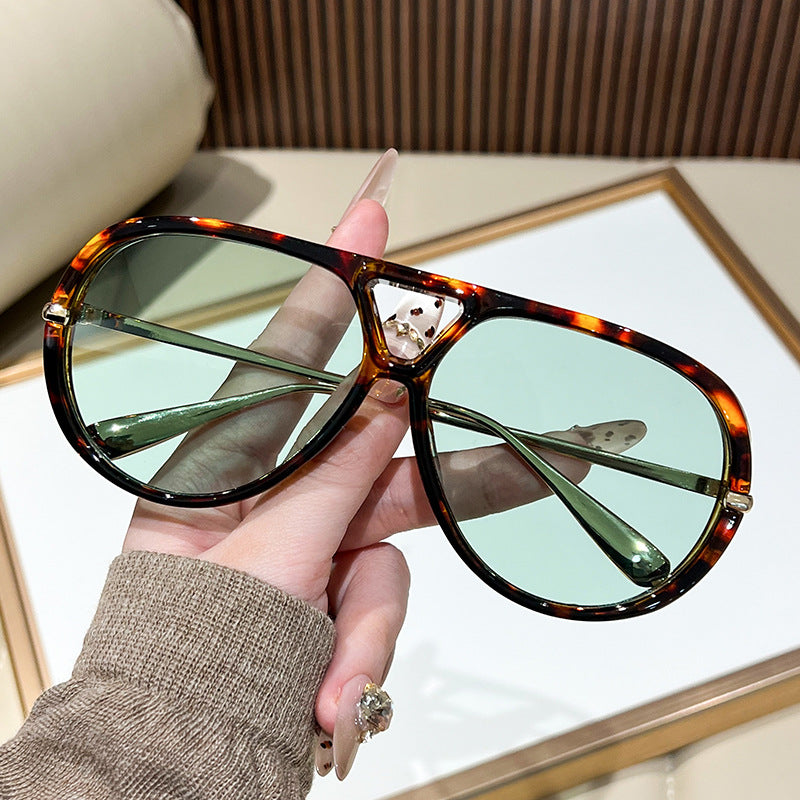 Dame solbrille i ekstravagant design med markante glass Luvikno