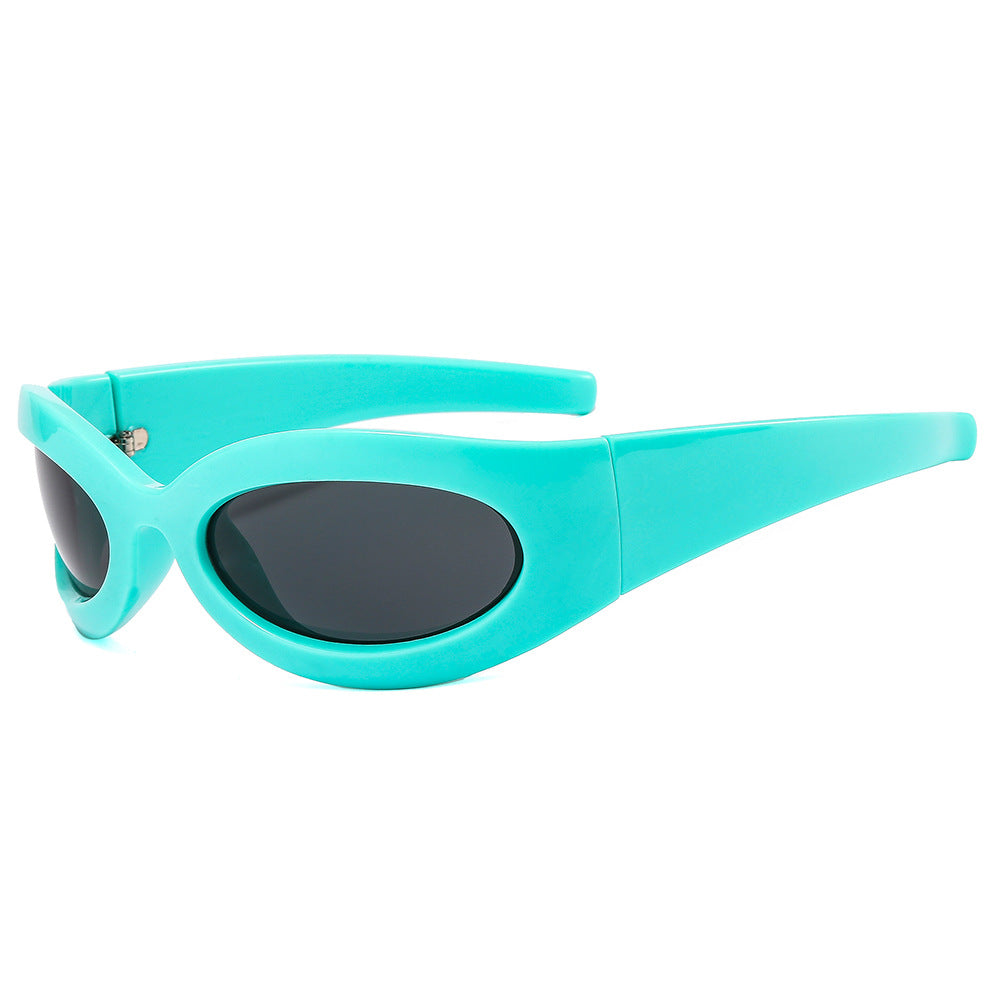 Dame moteriktig solbrille med oval ramme og moderne finish Luvikno