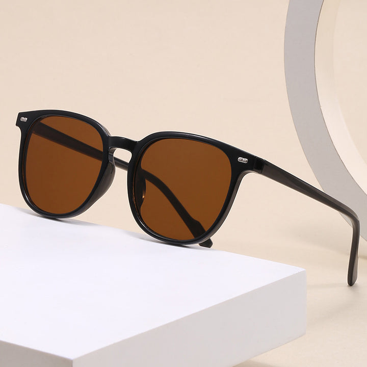 Dame stylish solbrille med transparent ramme og elegant design Luvikno