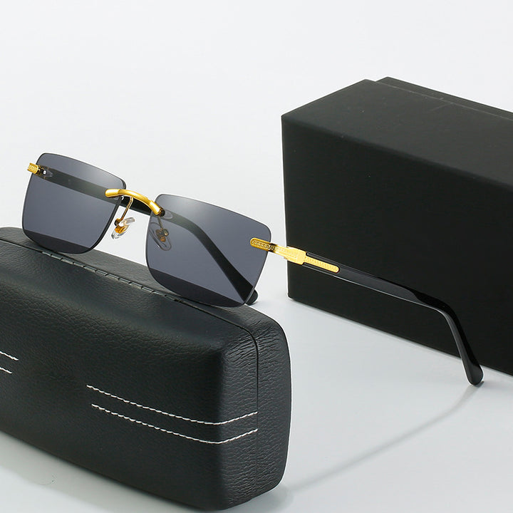 Dame moteriktig solbrille med stilren, firkantet ramme og elegante metallkanter Luvikno