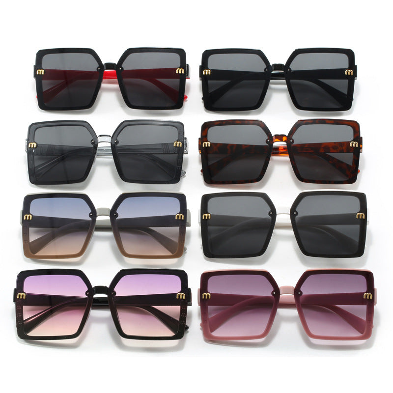 Dame moteriktig kvadratisk solbrille med speilende gradient Luvikno