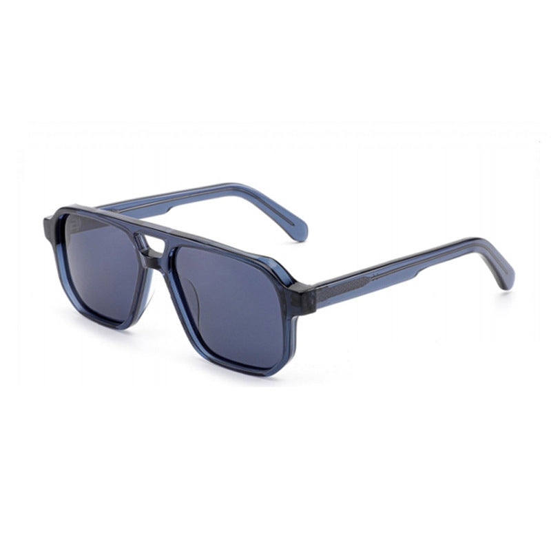 Dame solbrille i moderne, geometrisk design med robust ramme og UV-beskyttelse Luvikno