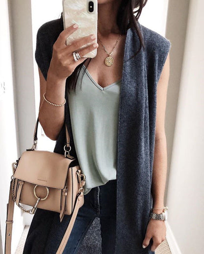 Luvik | Naisten neuleliivi rentossa oversized-muotoilussa, avoimilla etuosa ja lyhyillä hihansulkuilla