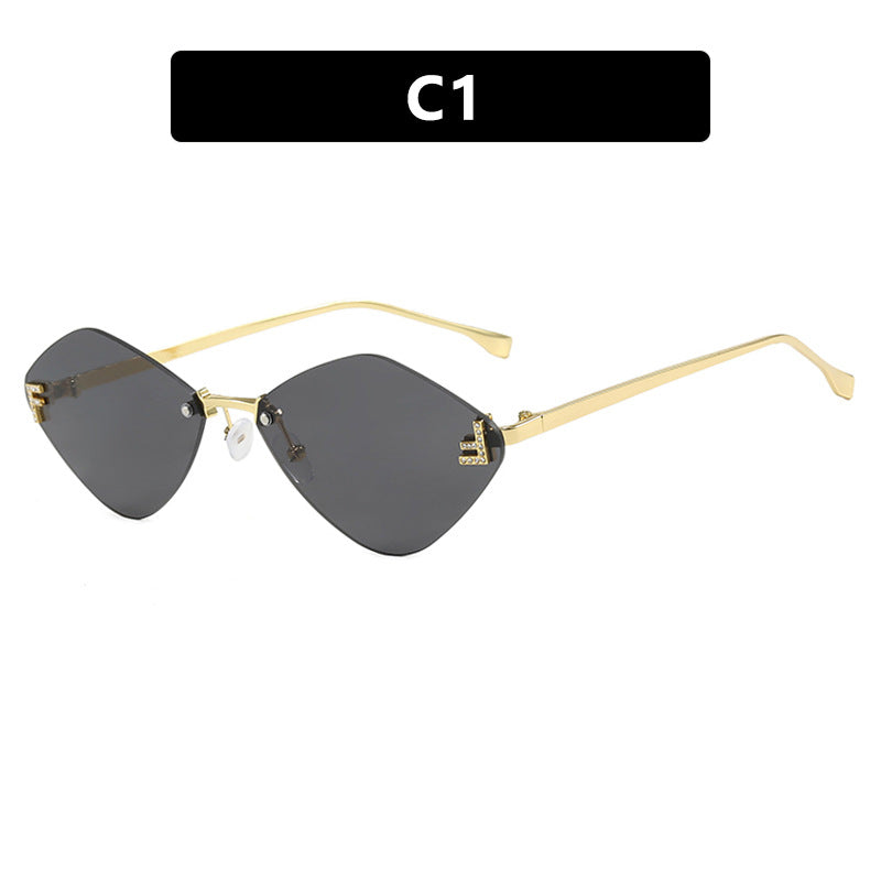 Dame geometrisk solbrille i ekstravagant design med gradiertede glass Luvikno