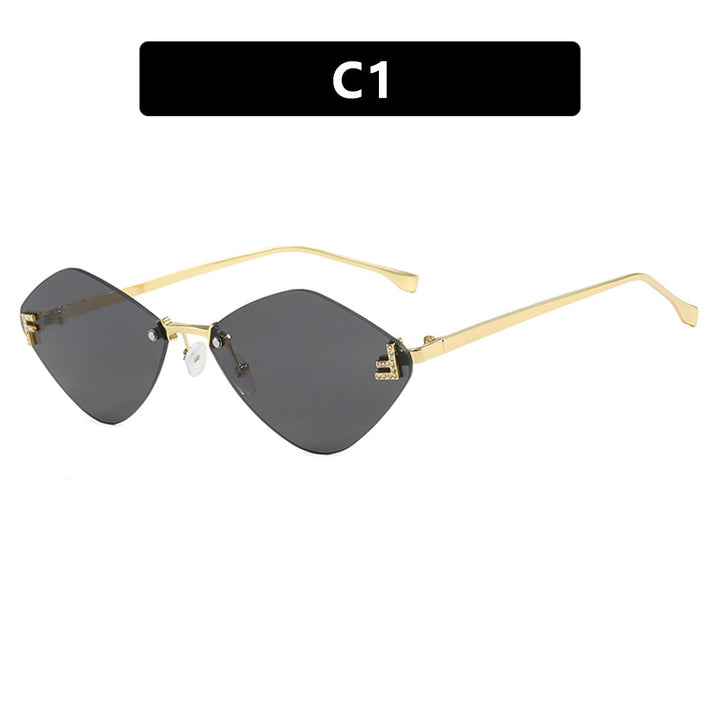 Dame geometrisk solbrille i ekstravagant design med gradiertede glass Luvikno
