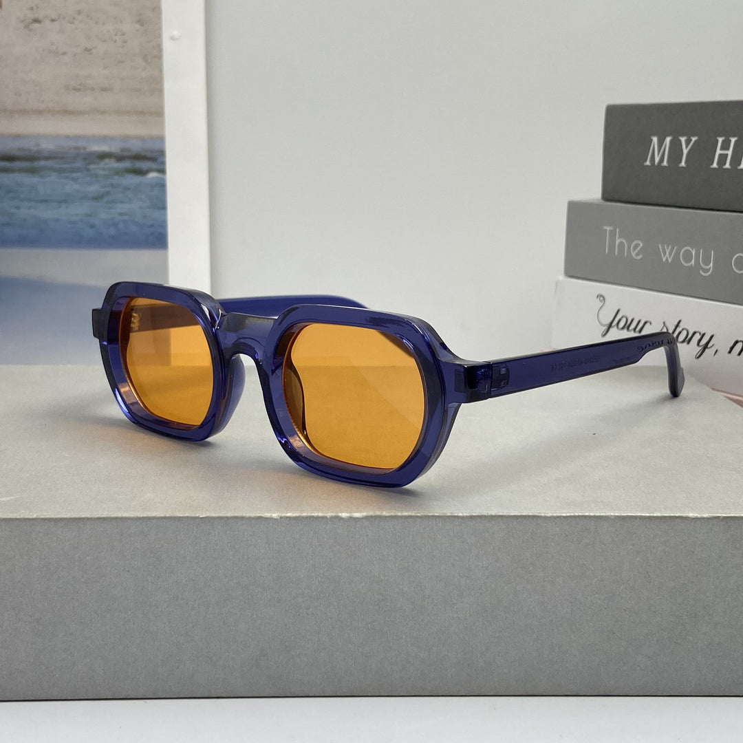 Dame moteriktig solbrille i moderne design med bred ramme Luvikno