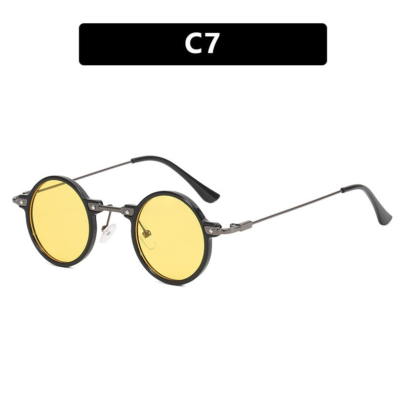 Dame rund solbrille med moderne metallramme og store blå linser Luvikno