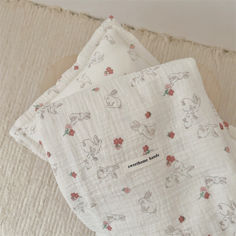 Unisex Musselinteppe med delikat blomsterdesign og elegante volanger Luvikno