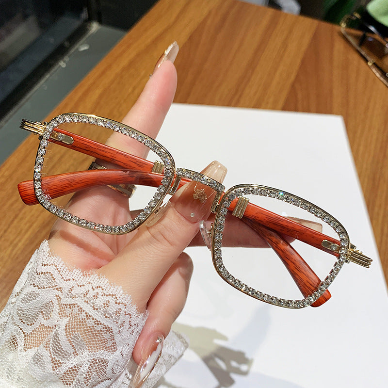Dame solbrille med strassbesatt ramme og moderne tre-design Luvikno