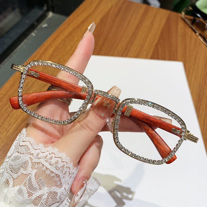 Dame solbrille med strassbesatt ramme og moderne tre-design Luvikno