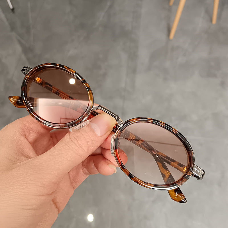 Dame rund solbrille med lette glass og gyldne detaljer Luvikno
