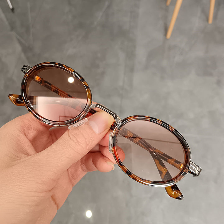Dame rund solbrille med lette glass og gyldne detaljer Luvikno
