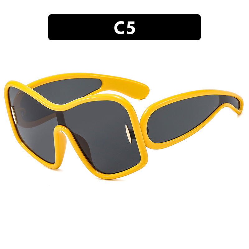 Dame futuristisk solbrille med ekstra bred design og beskyttende UV-filter Luvikno
