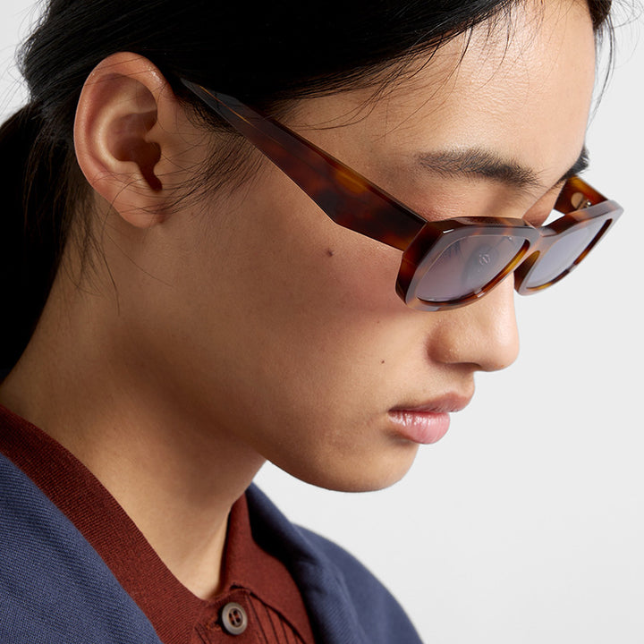 Dame moteriktig solbrille med stilfull, rektangulær ramme Luvikno