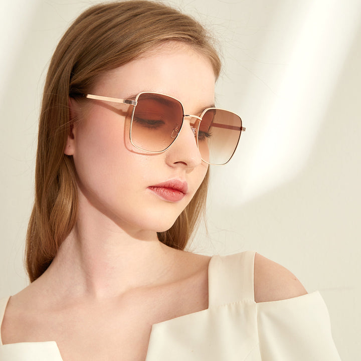 Dame kvadratisk solbrille med elegant metallramme og speilende glass Luvikno