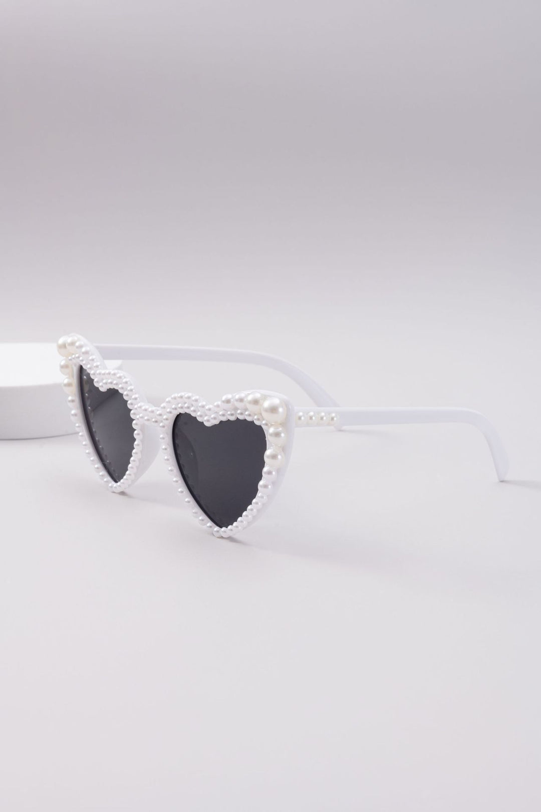 Dame designer solbrille med perleinnramming fra Luvikno