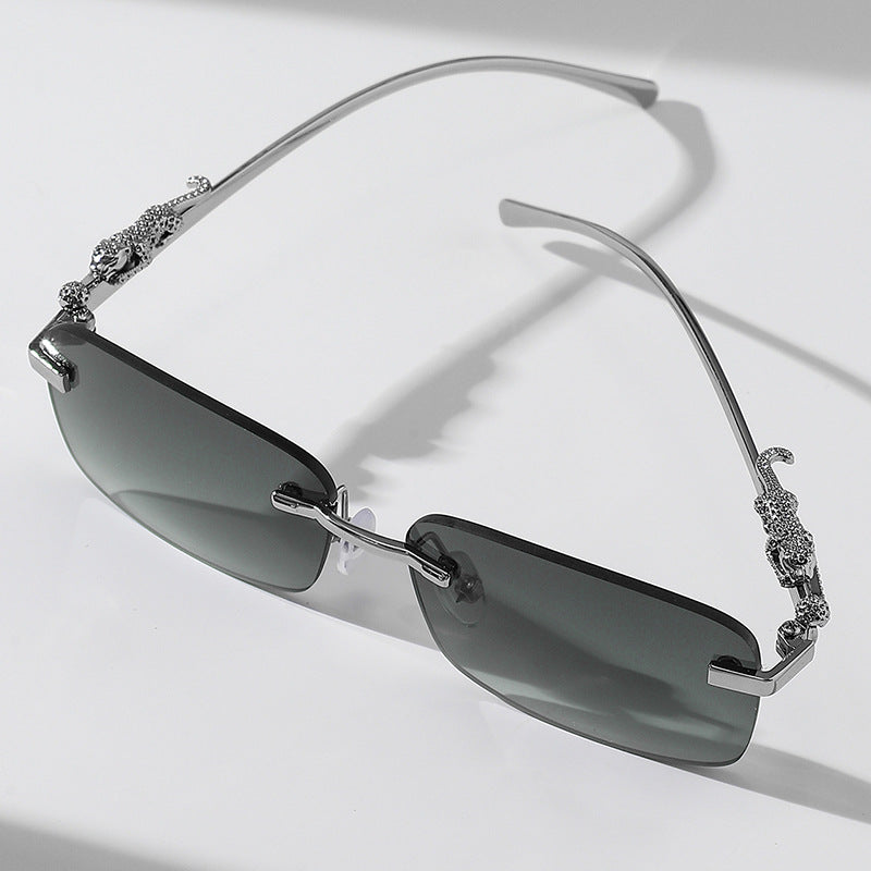 Dame moteriktig solbrille med kunstneriske utsmykninger Luvikno