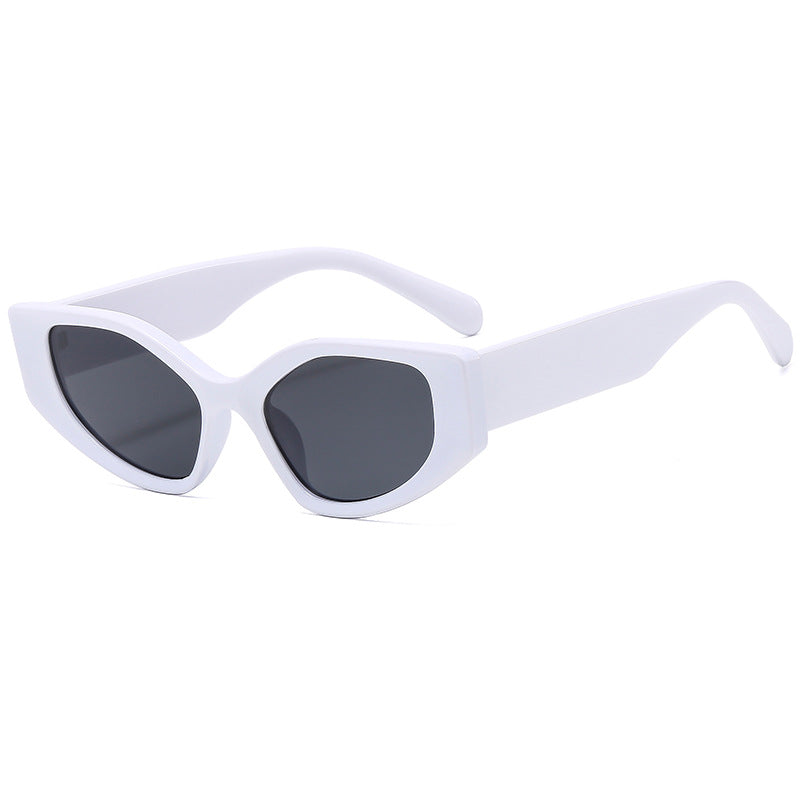 Dame moteriktig solbrille med moderne, vidvinklet ramme Luvikno