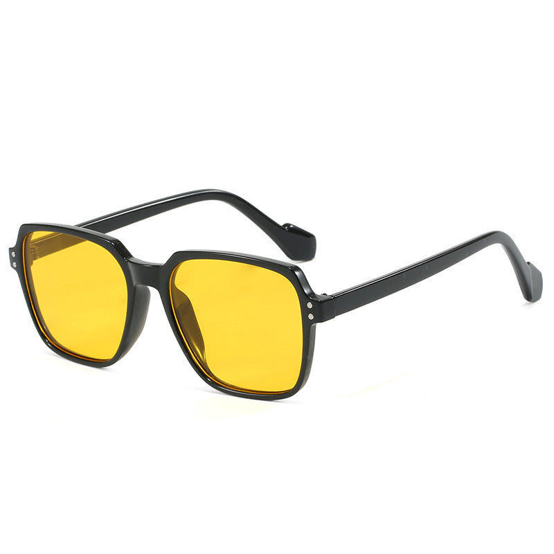 Dame moteriktig solbrille med kraftige, rektangulære linser Luvikno