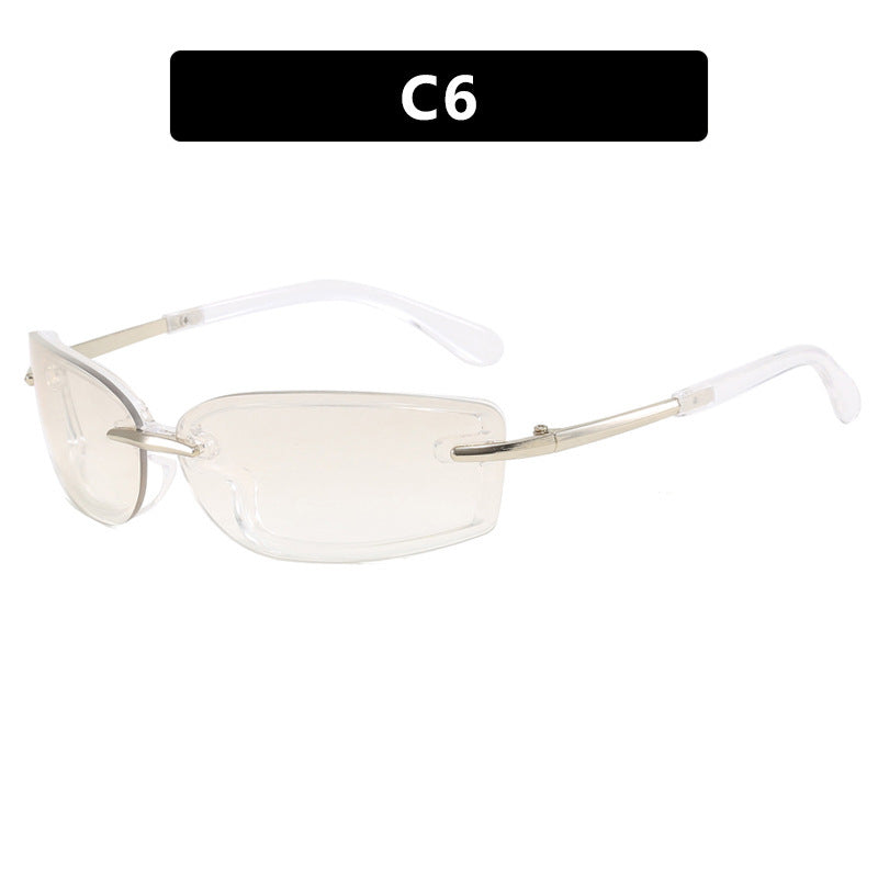 Dame moteriktig solbrille i futuristisk design og gjennomsiktig ramme Luvikno