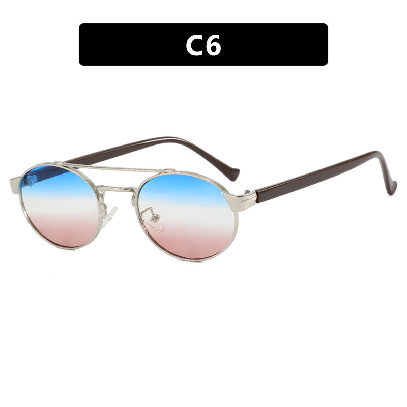 Dame moteriktig solbrille i stilfullt rundt design med gull aksenter Luvikno