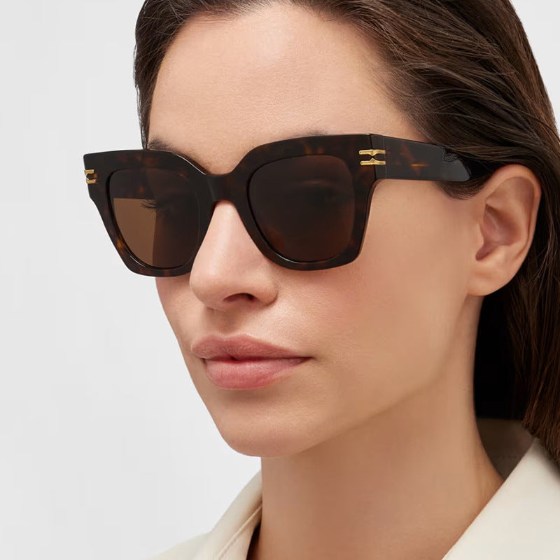 Dame moteriktig solbrille med elegante aksenter Luvikno