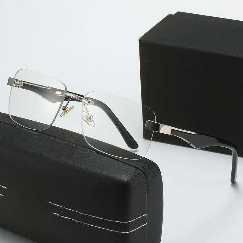 Dame moteriktig halvrammebrille med elegant metall- og plastmix Luvikno