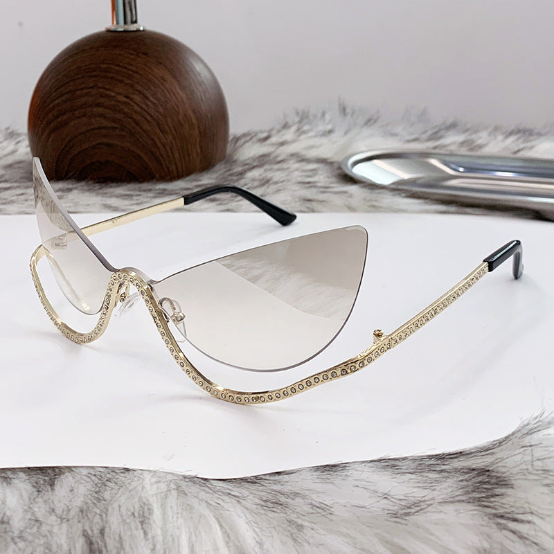 Damer ekstravagant formet Cat-Eye solbrille med glitrende applikasjoner Luvikno