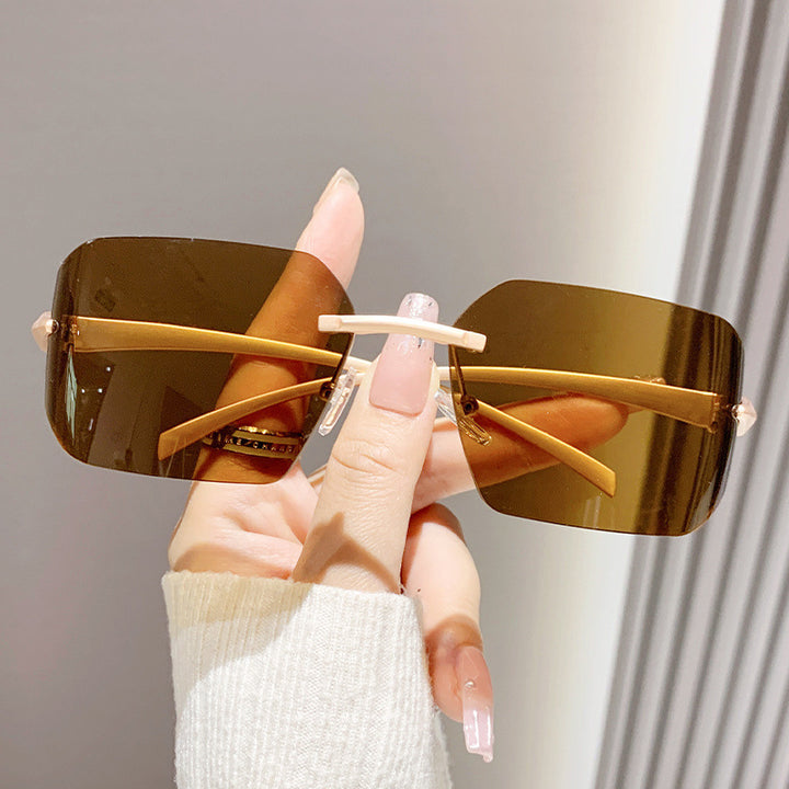 Dame moteriktig kvadratisk solbrille med dekorert metallramme Luvikno