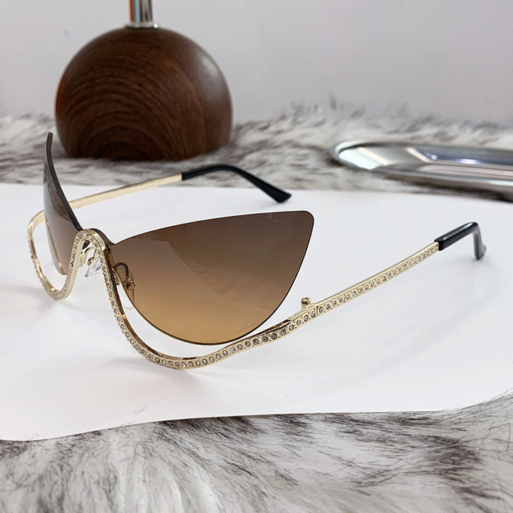 Damer ekstravagant formet Cat-Eye solbrille med glitrende applikasjoner Luvikno