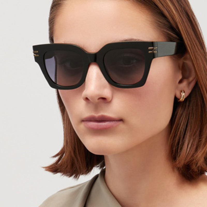 Dame moteriktig solbrille med elegante aksenter Luvikno