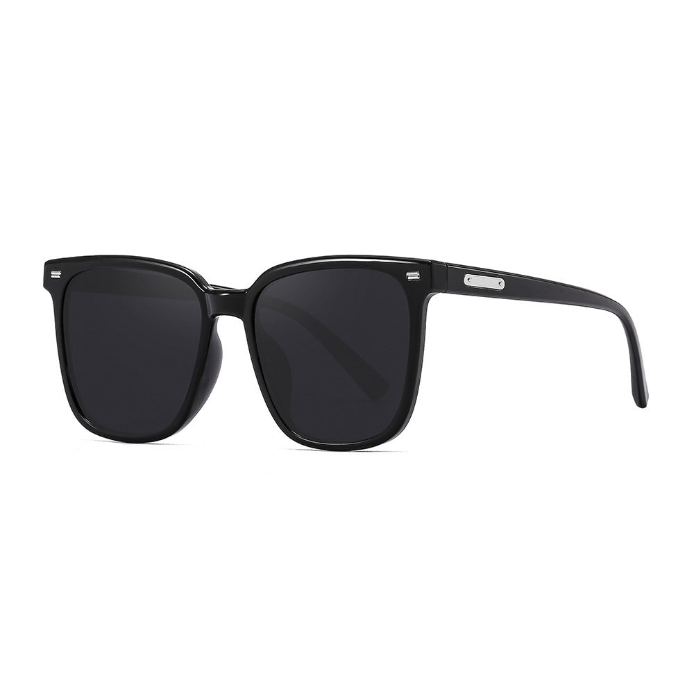 Dame designer solbrille i avslappet stilfull ramme Luvikno