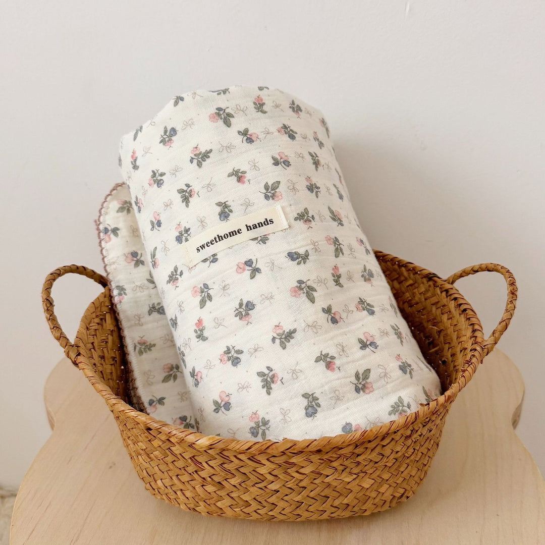 Unisex Musselinteppe med delikat blomsterdesign og elegante volanger Luvikno