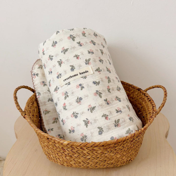 Unisex Musselinteppe med delikat blomsterdesign og elegante volanger Luvikno