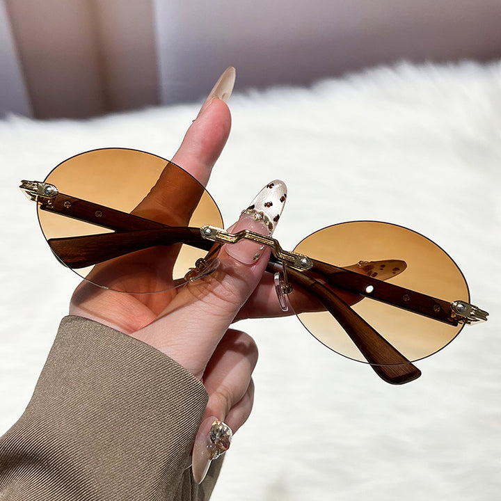 Dame moteriktig og elegant solbrille med ovalt design Luvikno