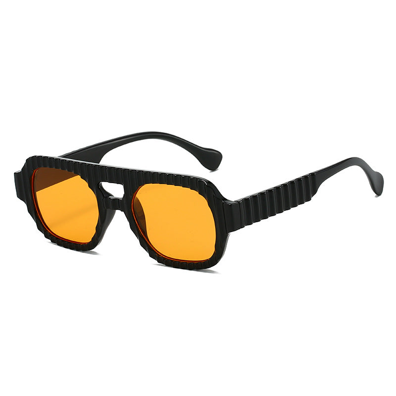 Dame moteriktig solbrille i futuristisk design med strukturert ramme Luvikno