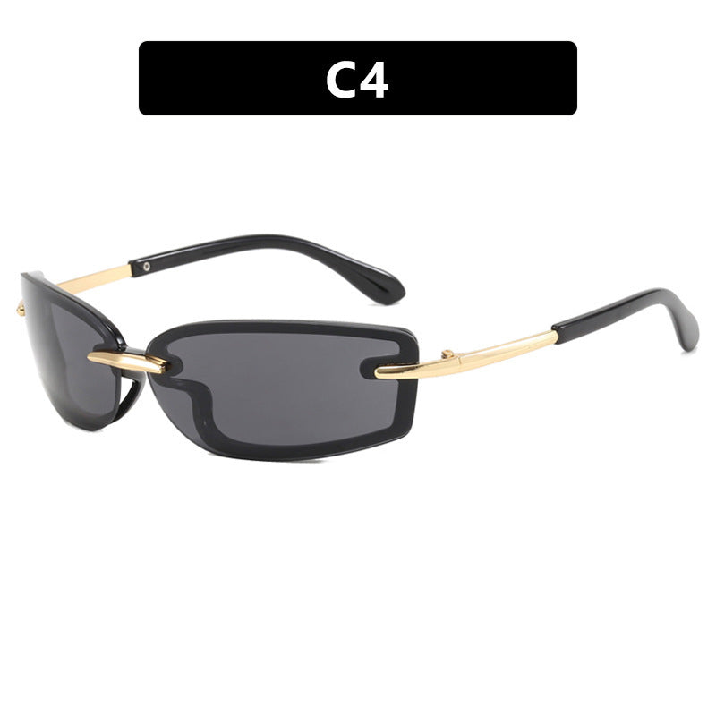 Dame moteriktig solbrille i futuristisk design og gjennomsiktig ramme Luvikno