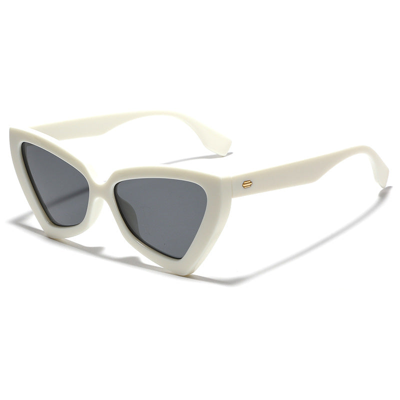 Dame Cat-Eye solbriller med speilende linser og robust ramme Luvikno